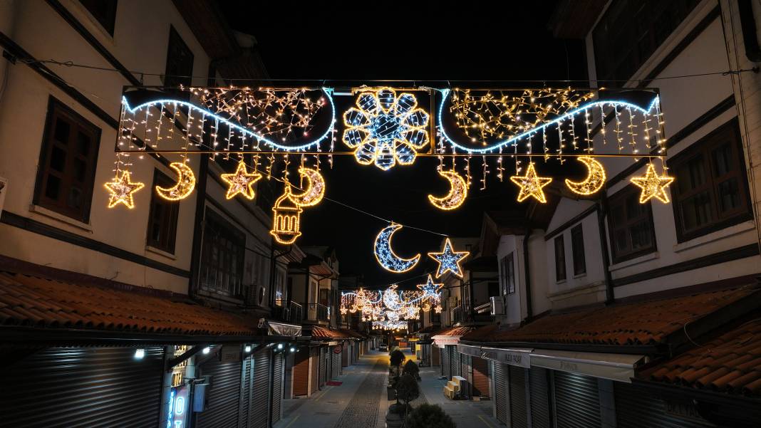 Konya bayrama hazır! Tarihi sokaklar yeniden ışıl ışıl 9